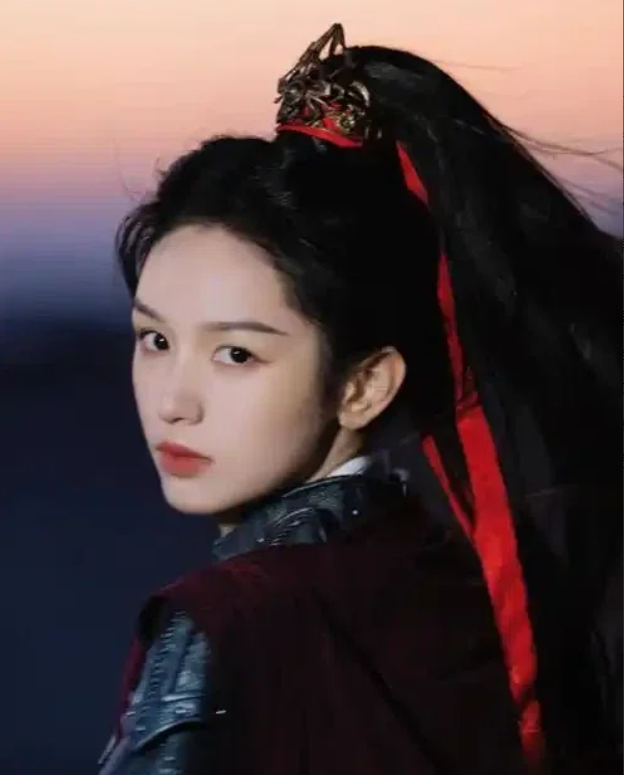 一天，刺史李迁仕邀请太守冯宝赴宴，冯宝正准备动身，妻子冼夫人阻拦说：“李迁仕早有
