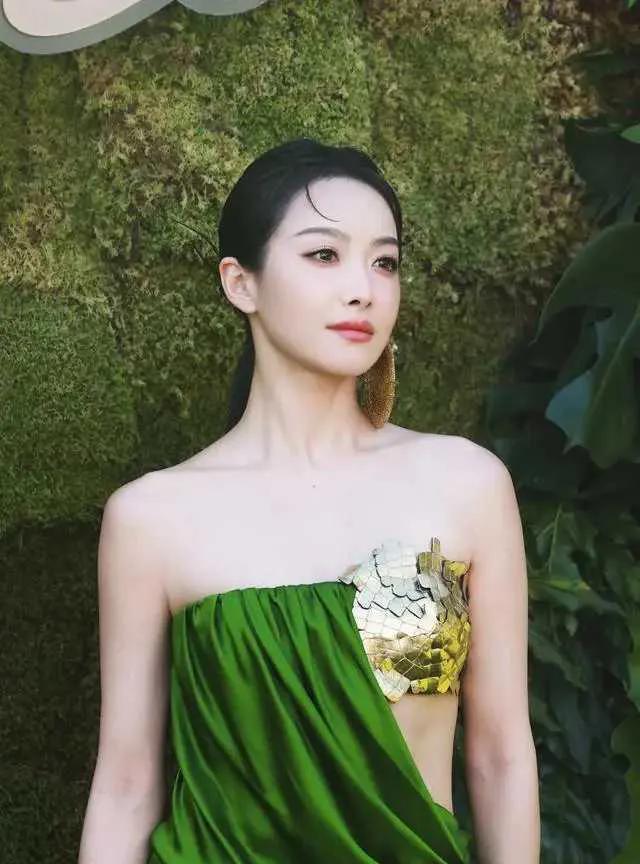 宋茜穿绿色高定亮相活动，完美凸显身材衬白肤色，配饰成最大亮点