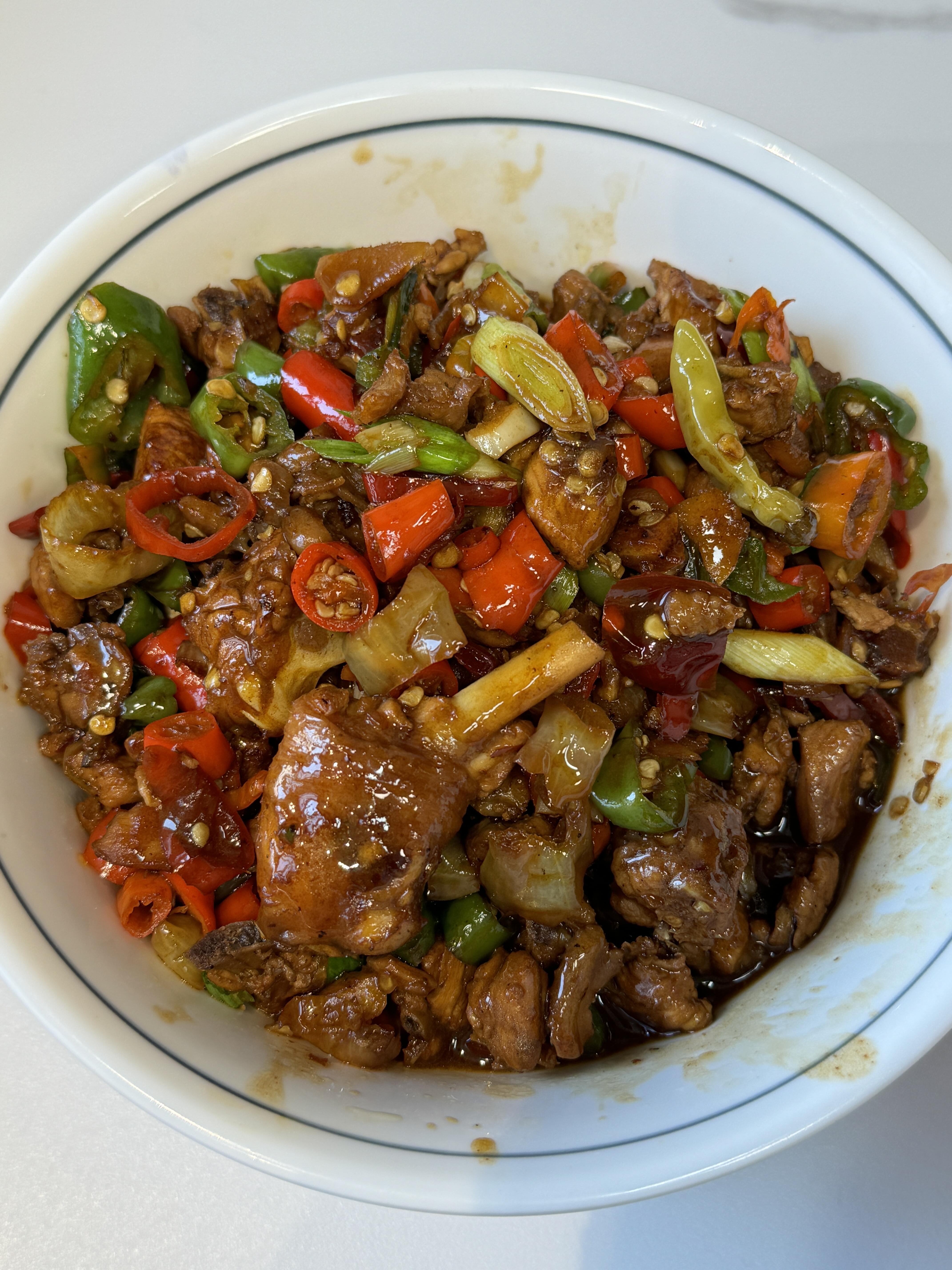 这盘泡椒炒鸡我能连吃三天！酸辣过瘾的酱汁裹着嫩鸡肉，配三大碗米饭都不够！
做法零