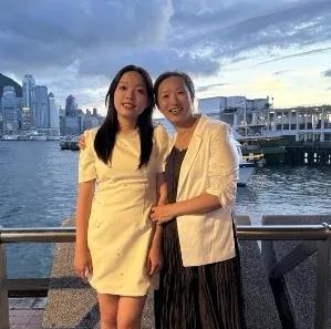 以前许健华在家带孩子，谢岳满世界找浩男，现在浩男找回来了，变成谢岳安心在家带孩子