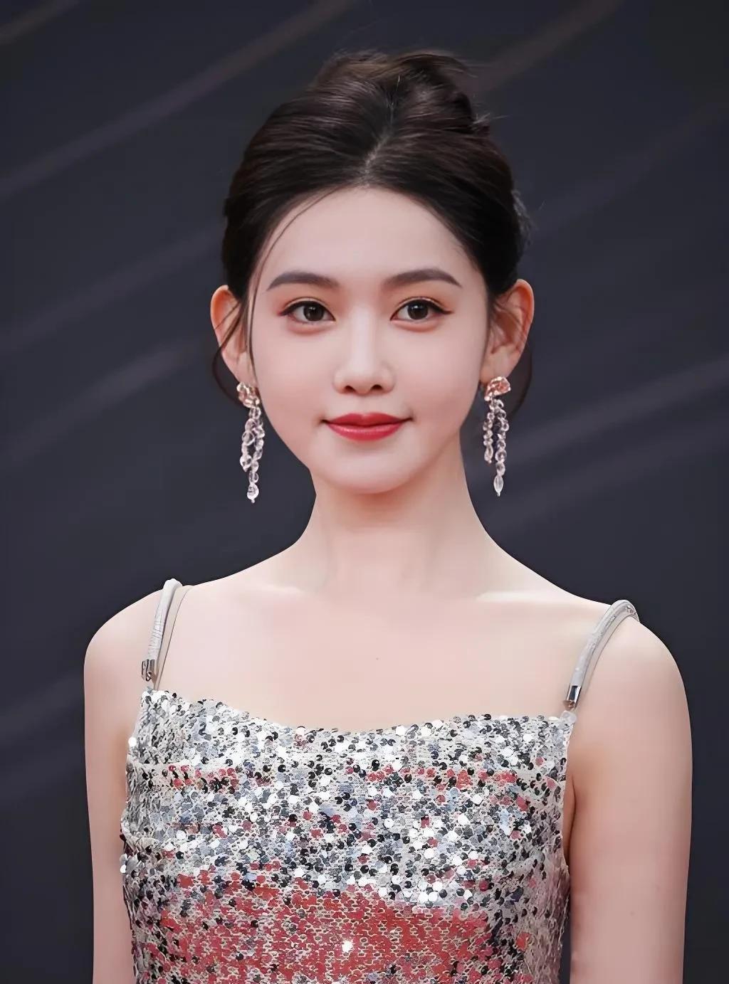 最近，李沐宸的一段话引起了大家的热议，因为她说她不拍长剧，长剧她赚不了钱。
这番