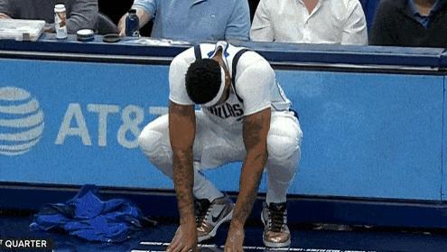 伤不起了！浓眉抛投命中后捂着左脚踝，独行侠急忙叫下暂停