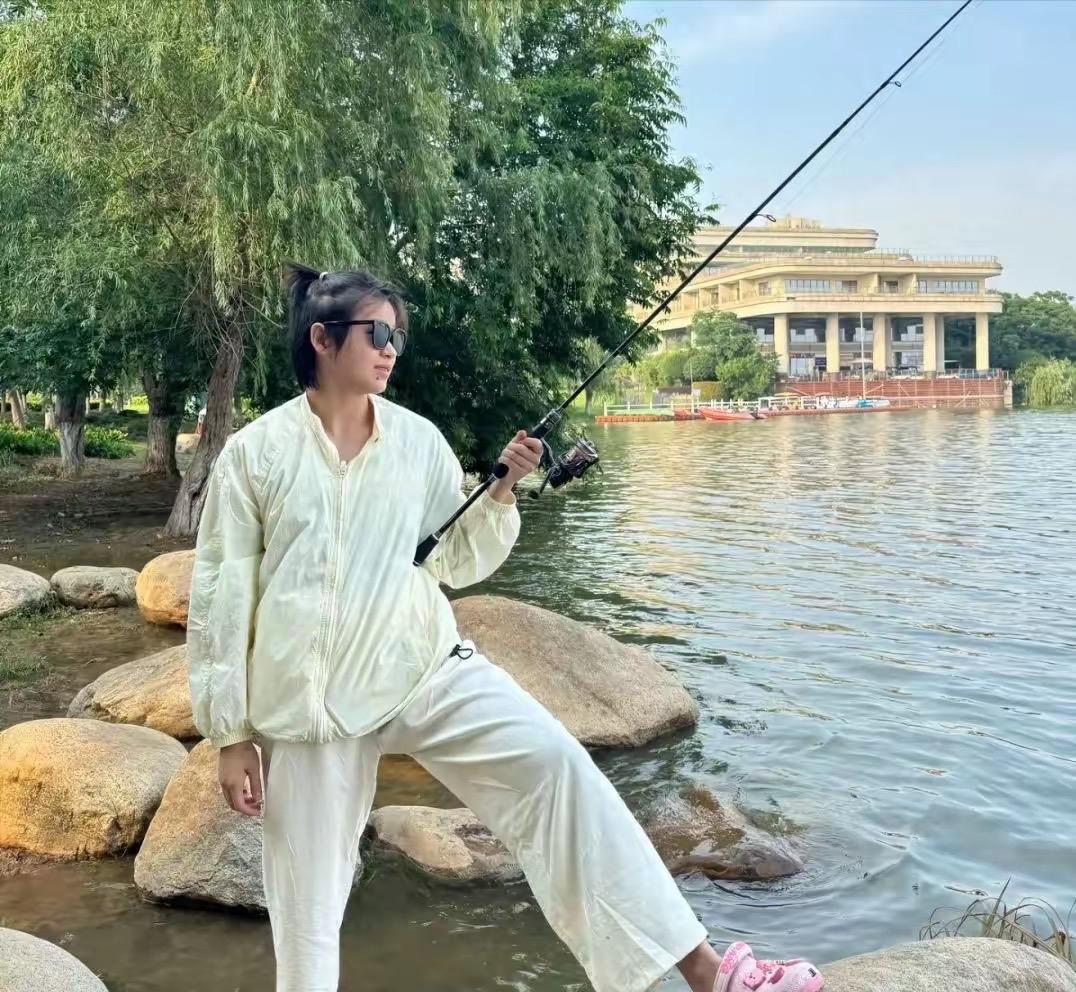 武汉跳水冠军赛正热，婵宝却因旧伤复发遗憾缺席。不过她心情未受影响，视频里穿洞洞鞋