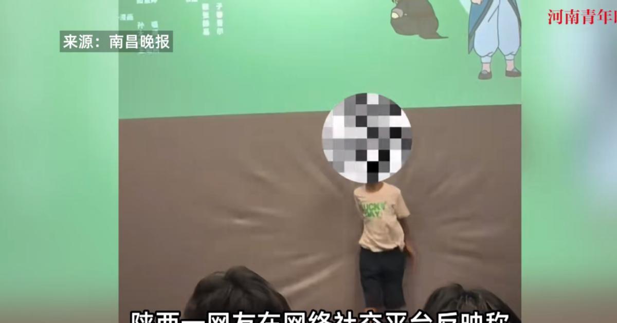 “这就是有钱任性吗！”8月13日，陕西，一熊孩子在电影放映结束后，突然跑到大银幕