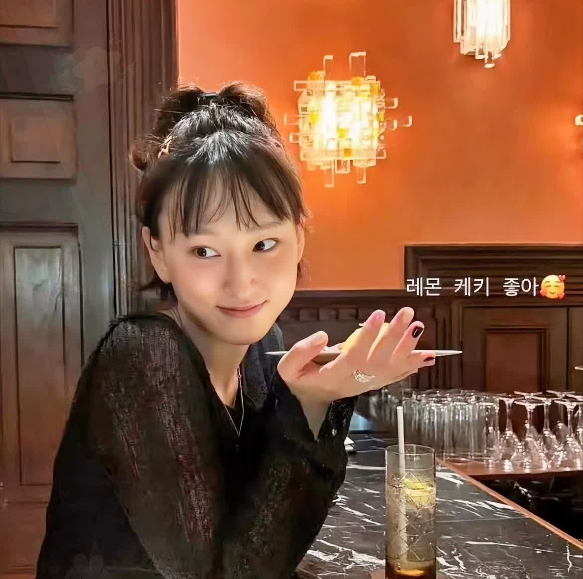 韩国演员刘慧英近几日在上海旅游，

她故意拍摄街头的垃圾，

和自己自拍