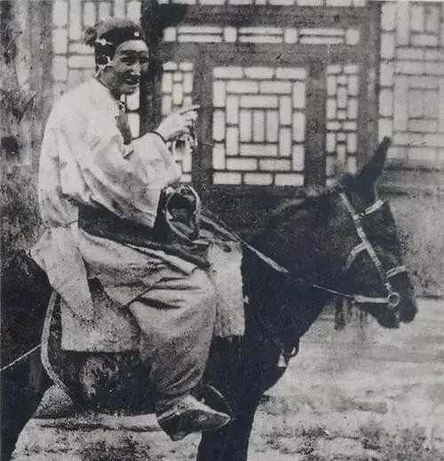 一天，慈禧正在听戏。不料，戏子突然说道：“别看我是个假皇帝，我至少有座，有的人是