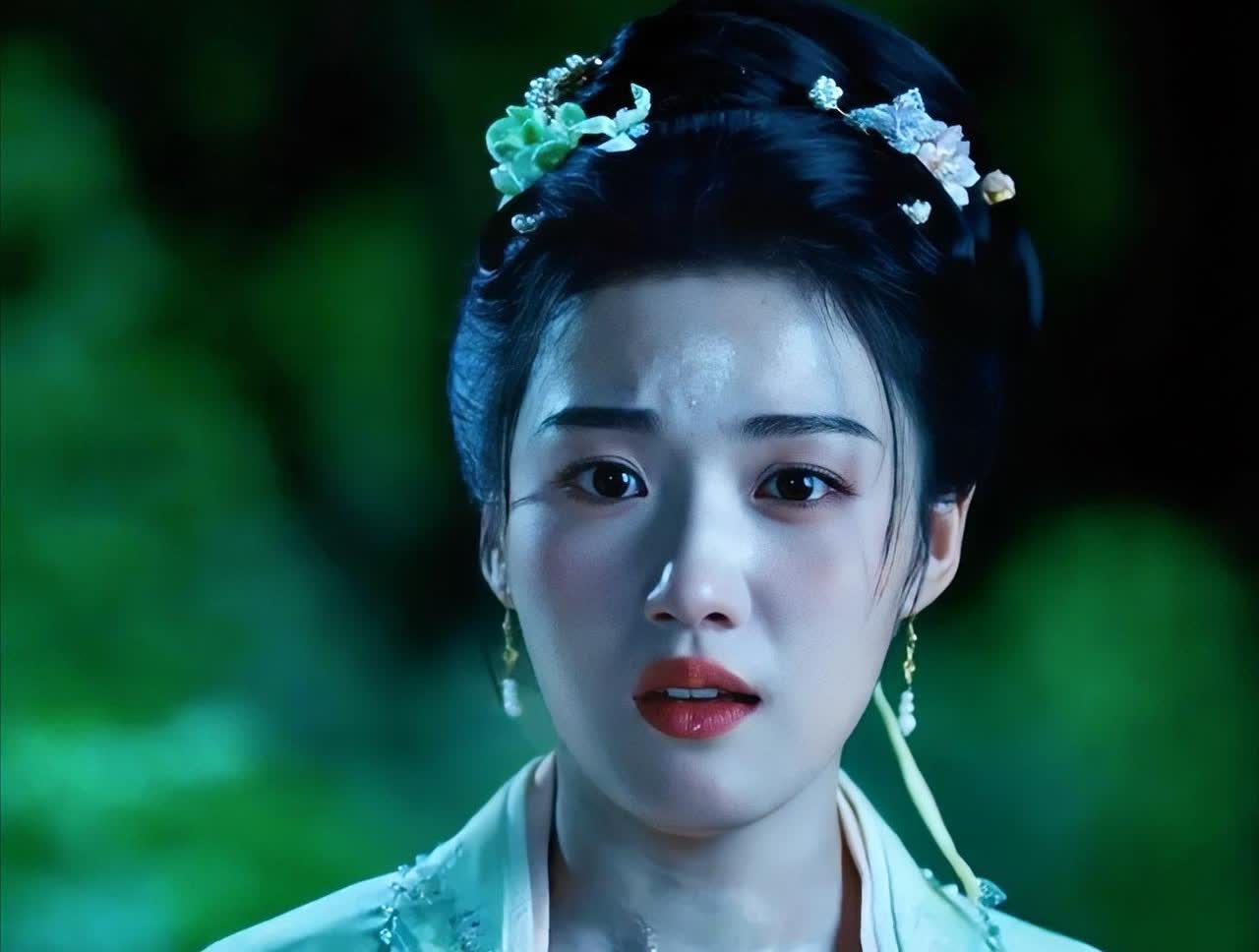 现在全网最后悔的应该就是
卢昱晓了吧！

本来作为女主的她，刚开播的电视剧