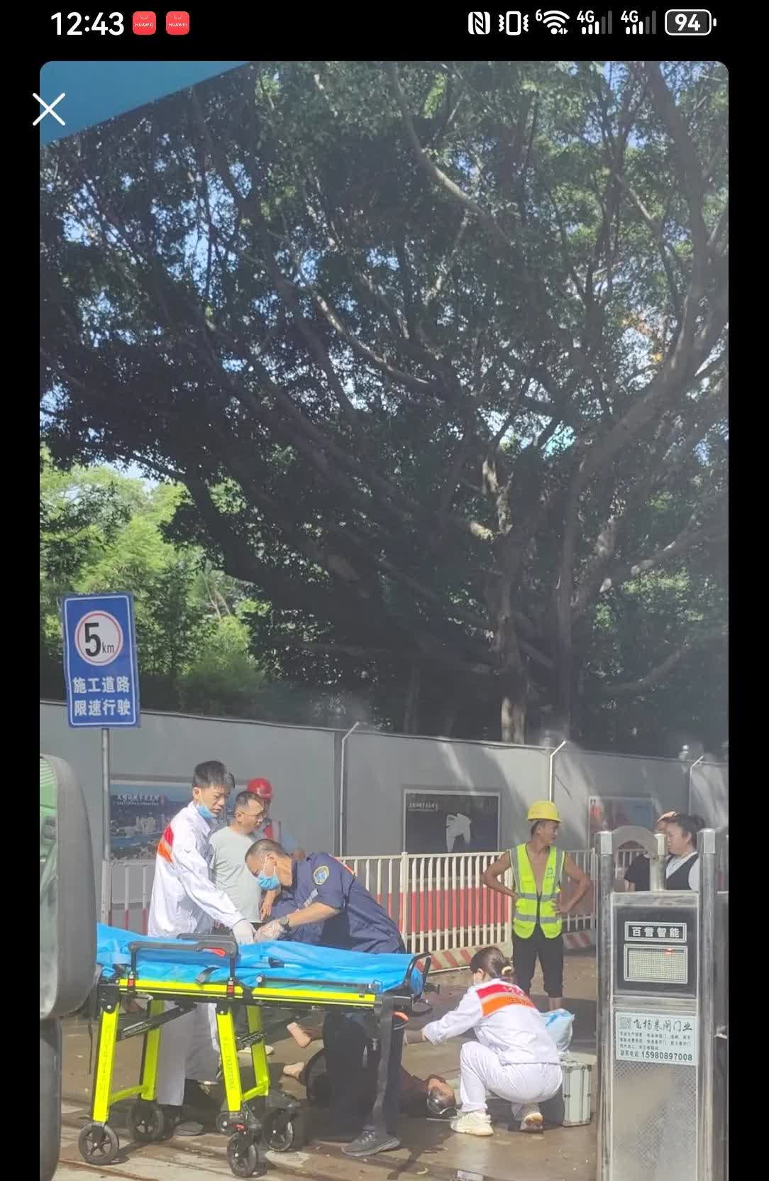 工地门口一个老太太躺在地上，警察，120都赶到了现场，一会儿120医护人员，把老