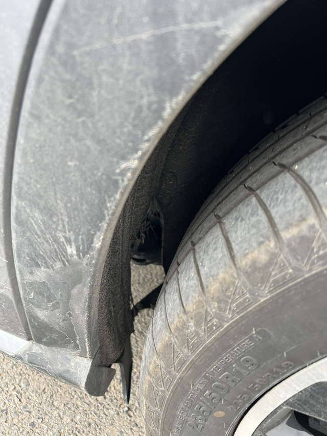 宋Plusdmi前轮内衬破损
刚开了一个月，突然发现，两个前轮内衬都已经破损了，