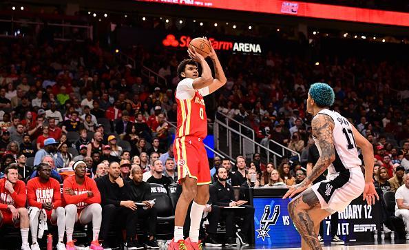 亚特兰大老鹰队将把多米尼克·巴洛从双向合同转为为期两年的标准NBA合同。
这位2