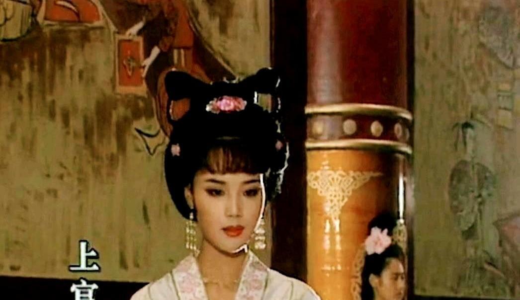 20岁出头的张昌宗服侍完已经80岁的武则天睡下之后，便来到了外面抽烟，这时，一个