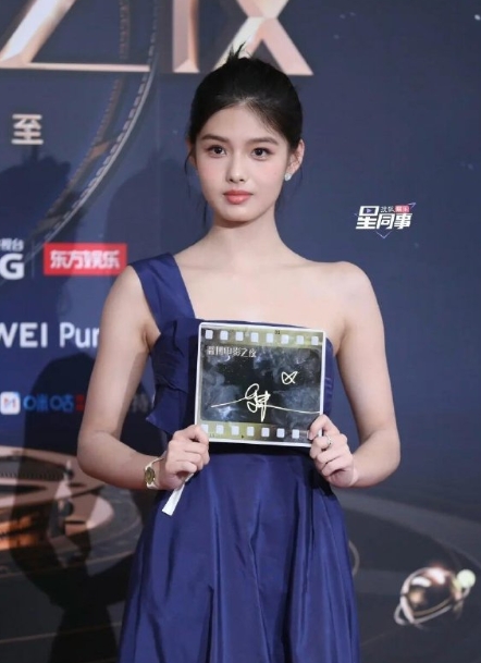 艾米怎么这么美啊，真是从小的美人胚子哇，该说不说，艾米的头发真的好多啊，怎么做到
