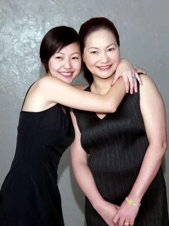 大S不让孩子参加奶奶葬礼











张兰哭诉！孙子孙女居然没来参加奶