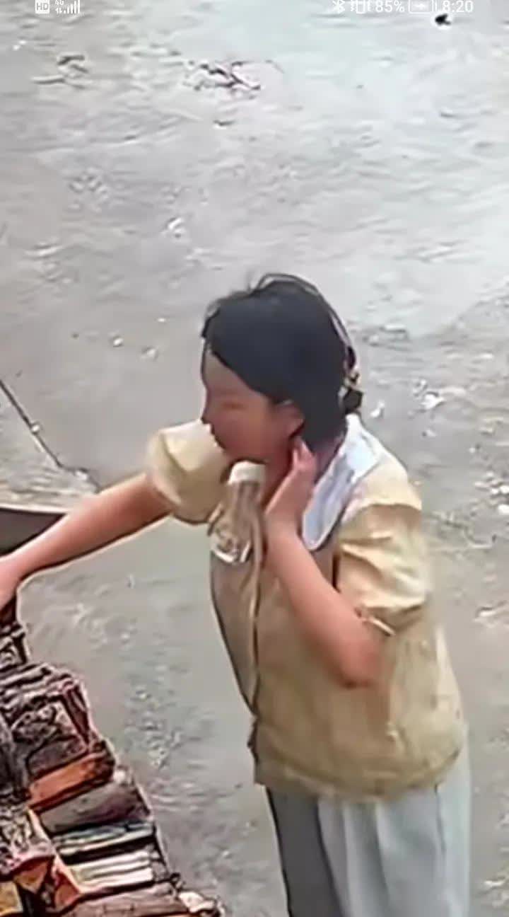 生死一瞬间，女子上一秒站着还好好的，下一秒突然头晕目眩，晕倒在地，头被狠狠的摔了