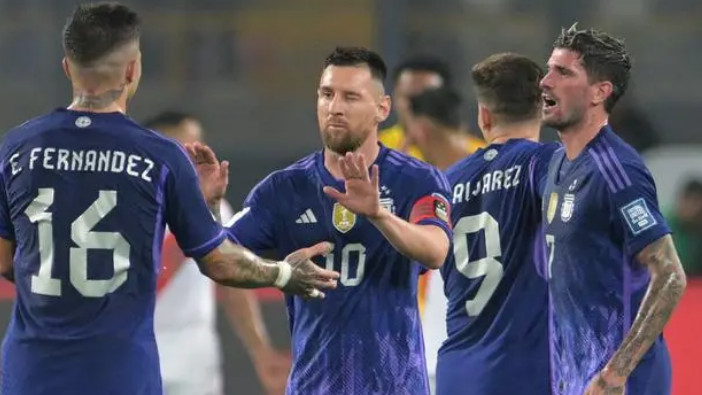 梅西怒了：肘击+锁喉对手，逃过红牌，阿根