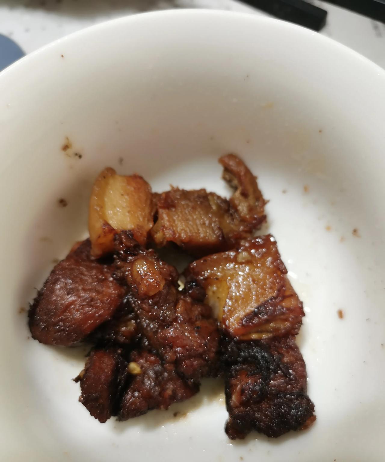 小区门口的小杂货铺的老叔，什么东西都又卖的。我发现一个问题，这杂货铺的猪肉除了猪