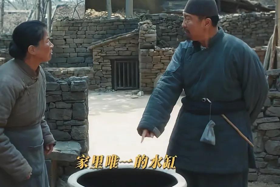 《生万物》
封大脚（欧豪 饰）为了让宁绣绣洗澡，把家里唯一的缸拿来给绣绣泡澡，老