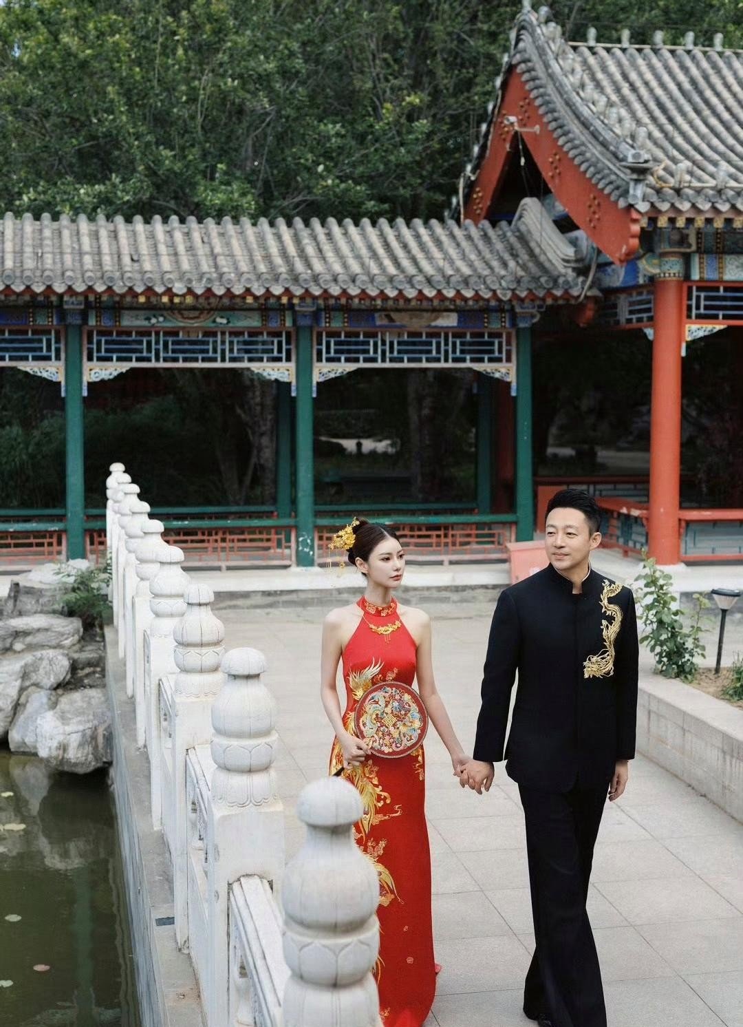 汪小菲和马筱梅这组婚服照确实挺有夫妻相的，两人站一块儿那种默契感藏都藏不住。不过