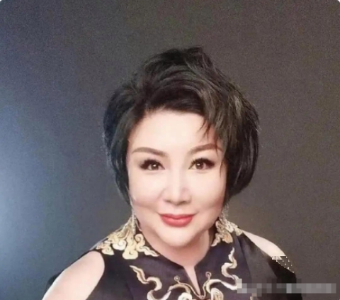 王惠这次真的绷不住了！德云社两少爷境遇反差太大 —— 郭麒麟住着墨尔本半山豪宅，