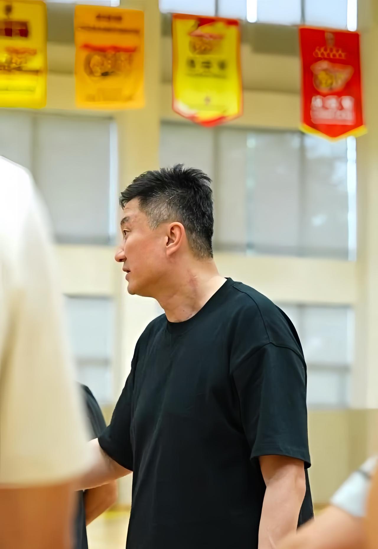 杜指导回归广东宏远训练基地，二飞也回了！球员们也从二沙岛回来了！
张明池、张昊、