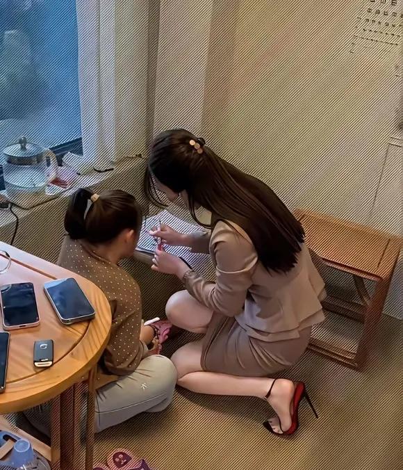 同事说：“他给女儿请的英语家教，一节课500元。”
我说：“你胡说吧，哪有那么贵