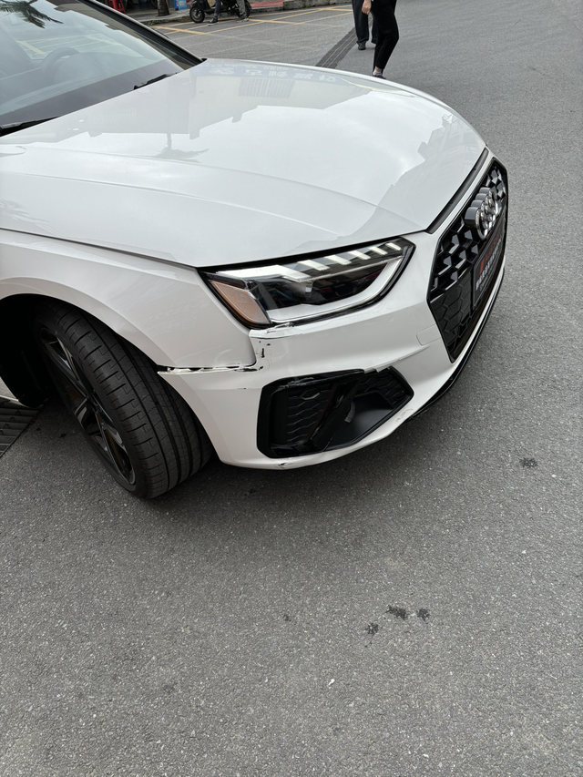 新车第三天撞了
车管所上牌出来，路口就撞了，心疼。
定损不到1万：换保险杠+叶子