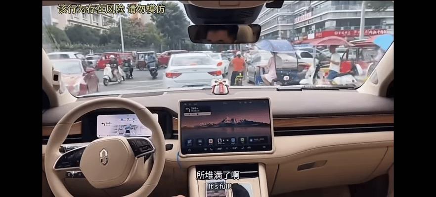 差距好大啊！
不是说偏帮华为说话，
而是从实际角度出发，
看看那么密集的路ADS