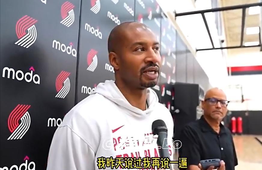 开拓者队夏季联赛主帅罗尼-伯勒尔谈杨瀚森第二天的训练情况时说：
“他今天的表现很