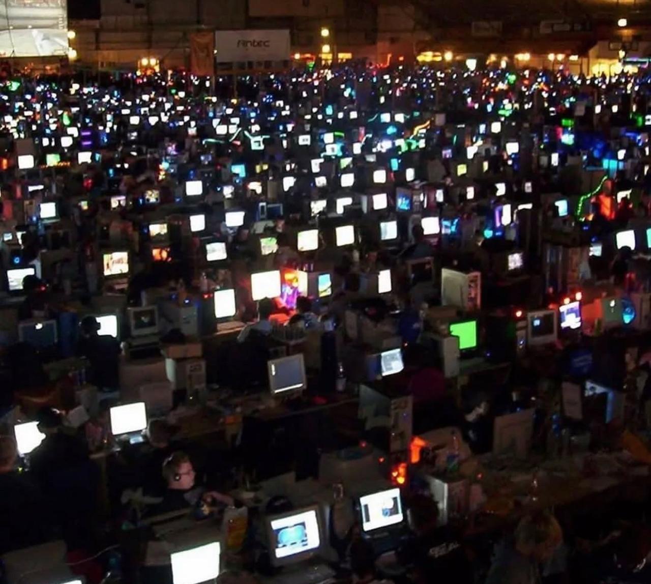 2000年初的LAN party是一种非常受欢迎的线下聚会活动，尤其是在游戏爱好