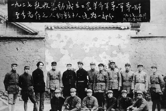 熟悉毛主席的人，应该都见过这张照片。
这是在1937年5月9日，中央在延安开会，