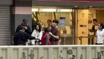 网友在香港街头偶遇李钟硕，感觉韩国人真的很喜欢去香港