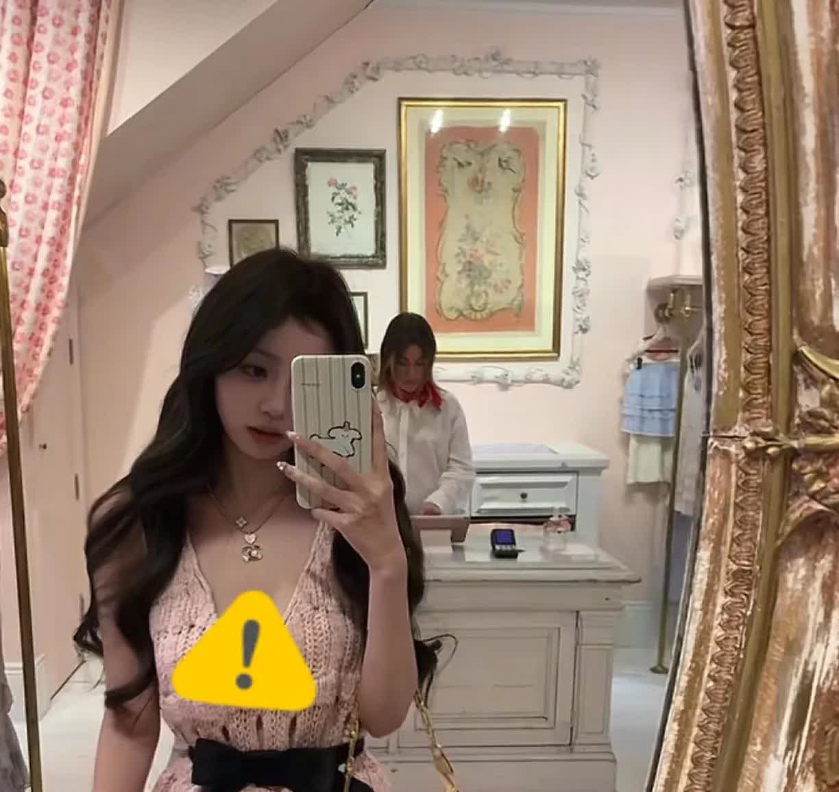 王思聪的每一任女朋友，包括现任懒懒，都是一边可以享受王思聪的宠爱，得到王思聪送的