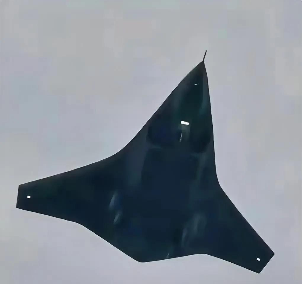 星球大战把苏联忽悠没了，中国六代机把美国忽悠瘸了！
美媒报道：中国疑似第三款六代