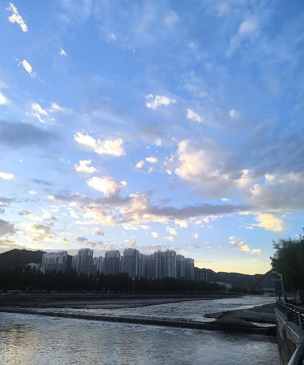 有的人
表面看挺
和善的
很会说话
其实内心
很恶毒
很阴险
当面一套
背后一套