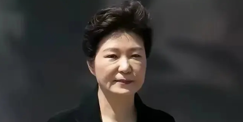 韩国前总统朴槿惠和韩国前总统李明博力挺国民力量党候选人金文珠，是不应该的。李明博