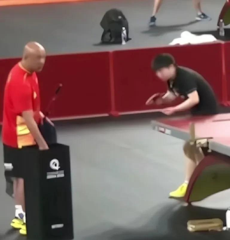 多哈训练场， 肖指在和莎莎练球，
莎莎停下看向大头方向回答说:穿那天那个!
大头