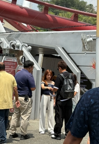 偶遇了贾乃亮母女，甜馨皮肤很黑，腰很粗屁股也大，还穿露脐装。
 
前两天，甜馨说