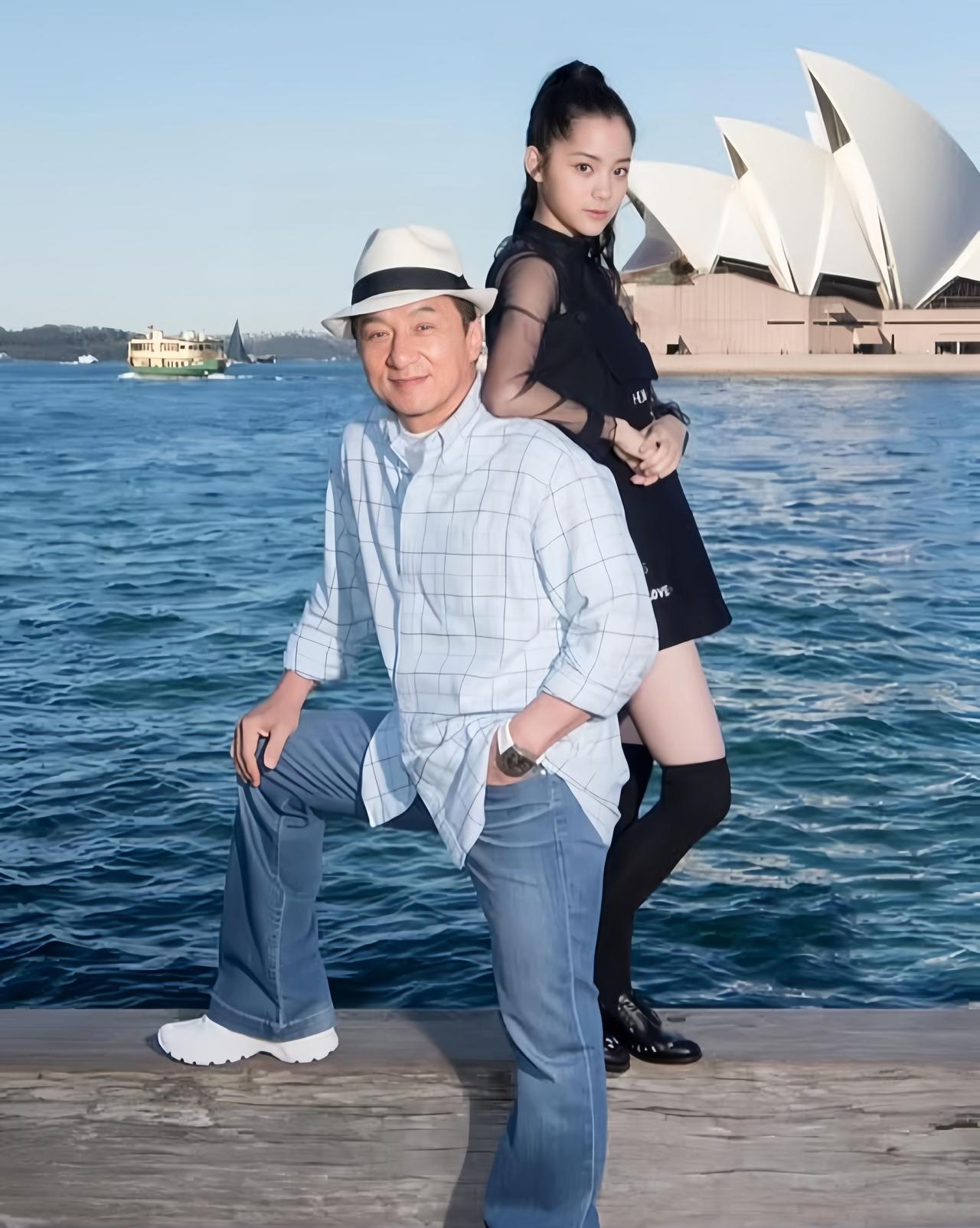 成龙大哥跟欧阳娜娜还一起合过影，两人能这样拍照，可见成龙大哥对欧阳娜娜的“宠爱”