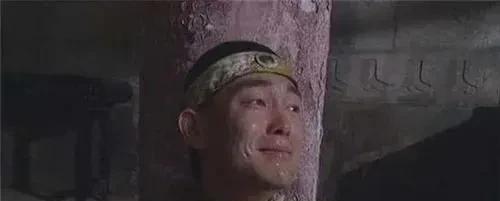 1727年，雍正派人将自己的三儿子弘时带到一间密室，他狠狠地对着弘时说道：“如今
