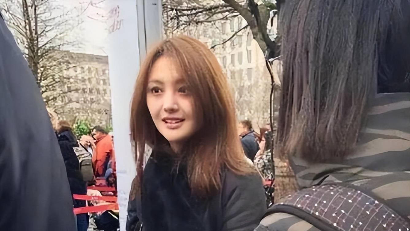 郑爽晒祖孙三代游玩照，母亲笑容满面显年轻！小爽已适应国外生活