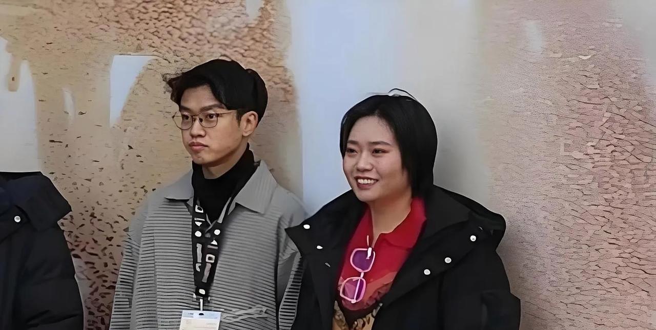 谁能想到，总在段子里自嘲“丧”的李雪琴，私下竟和男友王一通街头甜腻，挽手拥抱超有