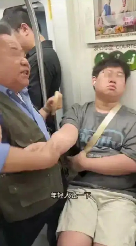 关于上海地铁因座位发生矛盾这件事，我也说两句，首先爱心座椅的设立是为有需求的老弱