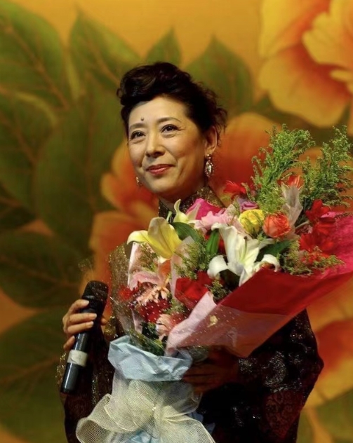 1994年，41岁的关牧村受尽前夫折磨，她结束了10年婚姻，把房子留给前夫，带6
