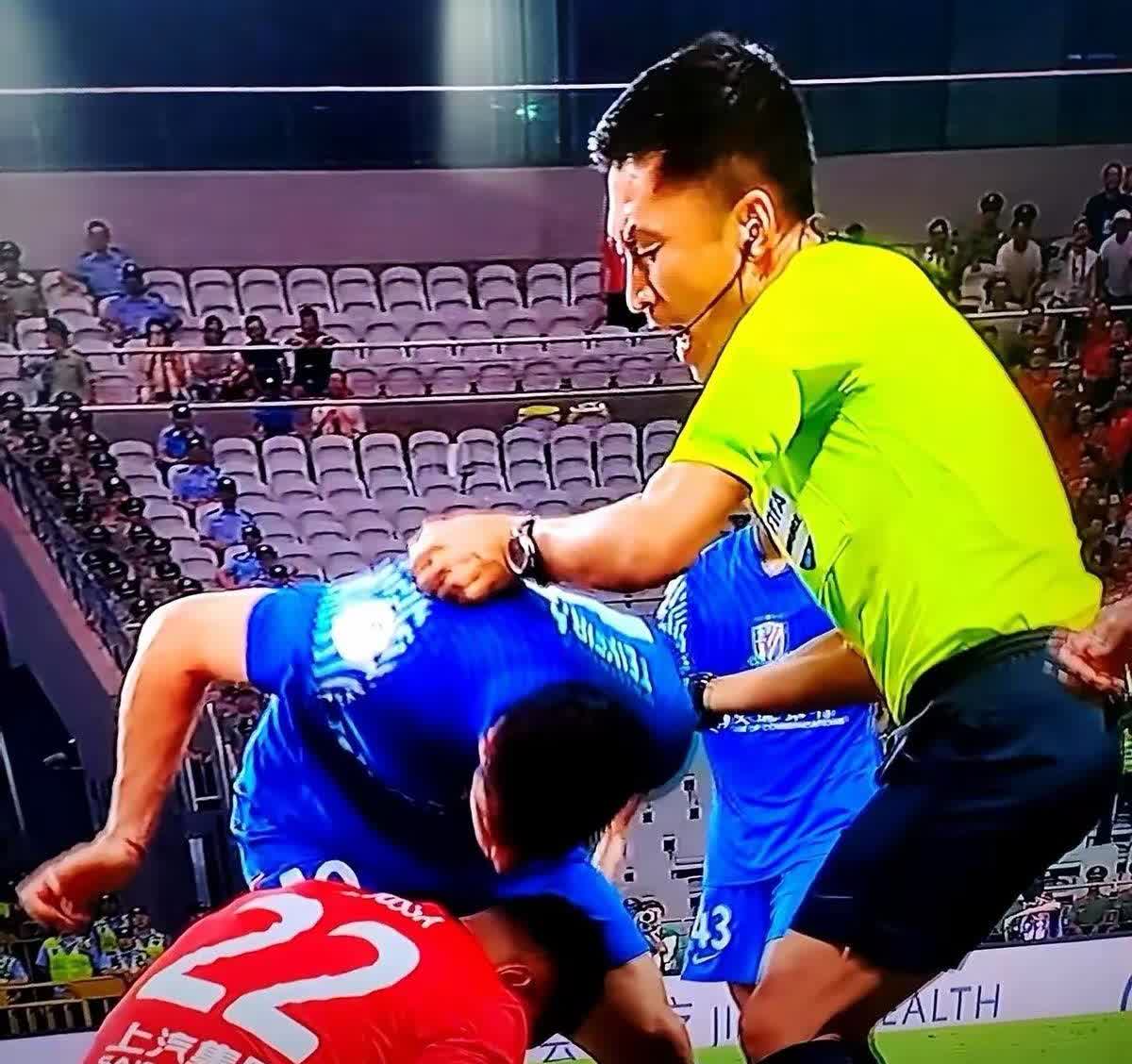 本轮中超最佳裁判：马宁

以一己之力冲进场内，及时制止了特谢拉对对手的继续侵