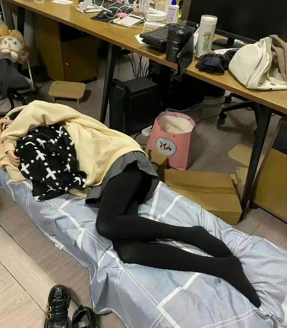 同事老是在办公室睡觉，都被老板批评好几次了