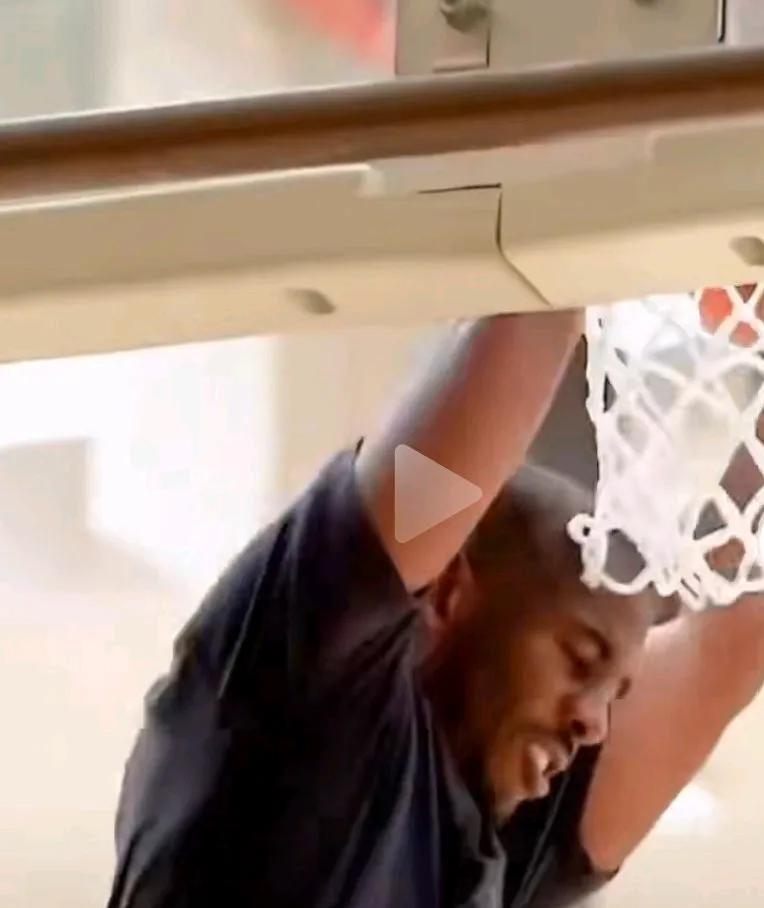 39岁膝盖钉钢板还能飞？
全场瞬间静音，只剩心跳。
老将腾空劈扣，落地先拍膝盖，