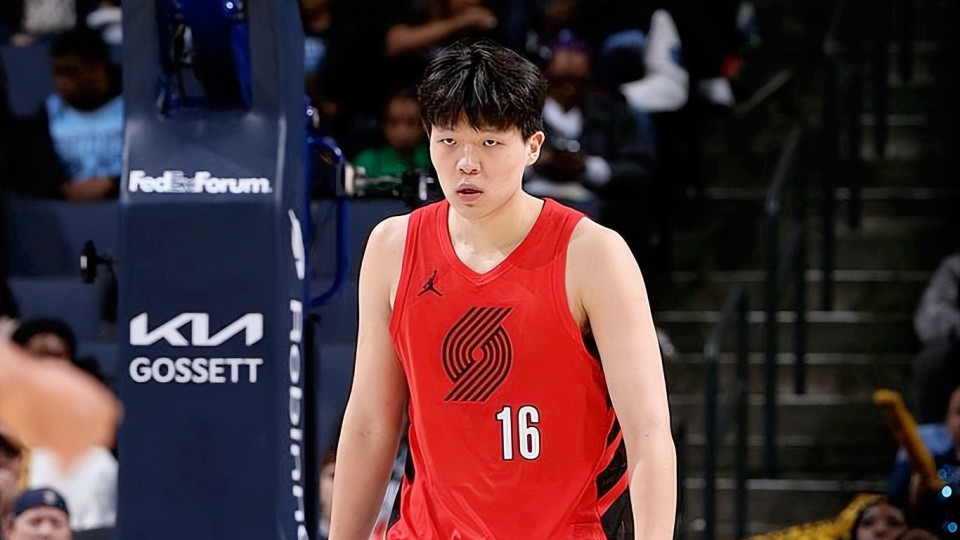 19分钟4分+暴扣！杨瀚森赛季首次首发，短板与惊喜都很真实