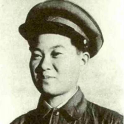 1950年，战斗英雄郭富因为下身出血而被紧急送往医院，正当医生要解开衣服准备进行