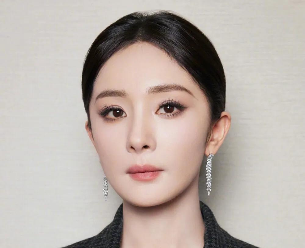 她们到底漂亮在哪儿？我说对她们无感，一定会有人喷我。
第一位：杨幂
从内牛五方到