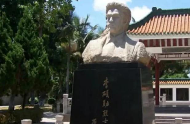 他凭一己之力创建红军三个军，牺牲时仅28岁，儿子后成国务院总理。
在海南海口东校